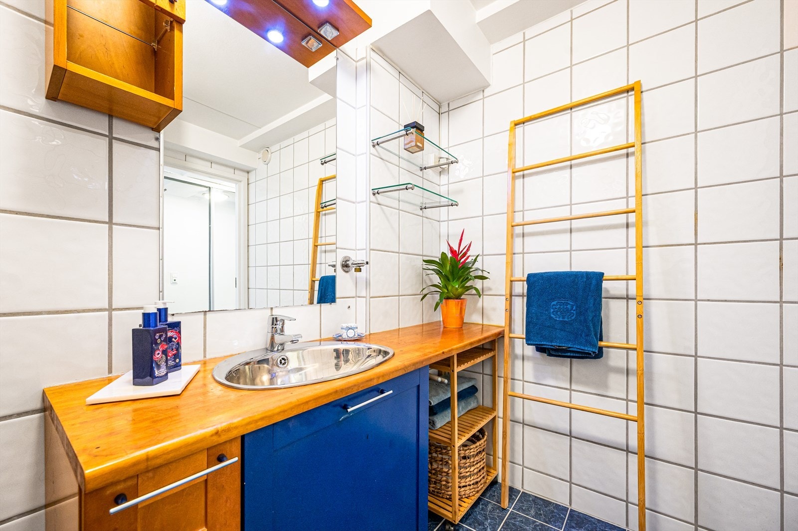 Rommet er innredet med toalett, dusjhjørne med glassdører, samt baderomsinnredning med servant. Galleribilde