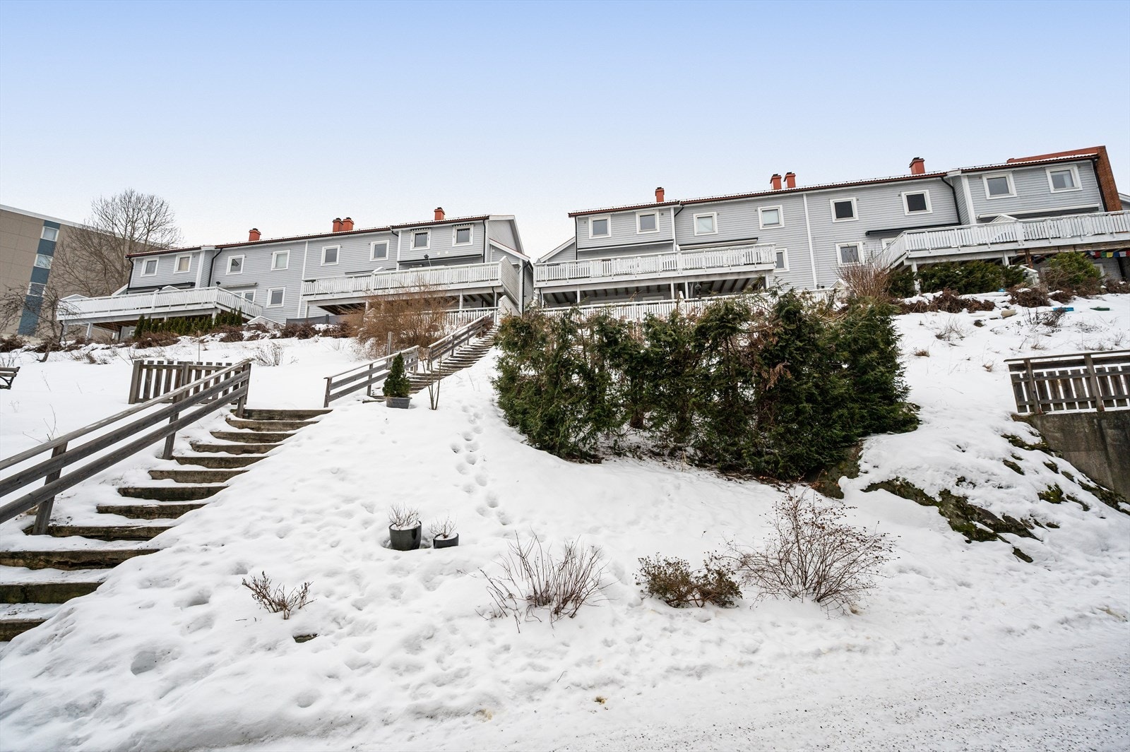 Opparbeidet fellesarealer med gressplen, diverse beplantning og trapper. Det er asfalterte gangveier. Galleribilde