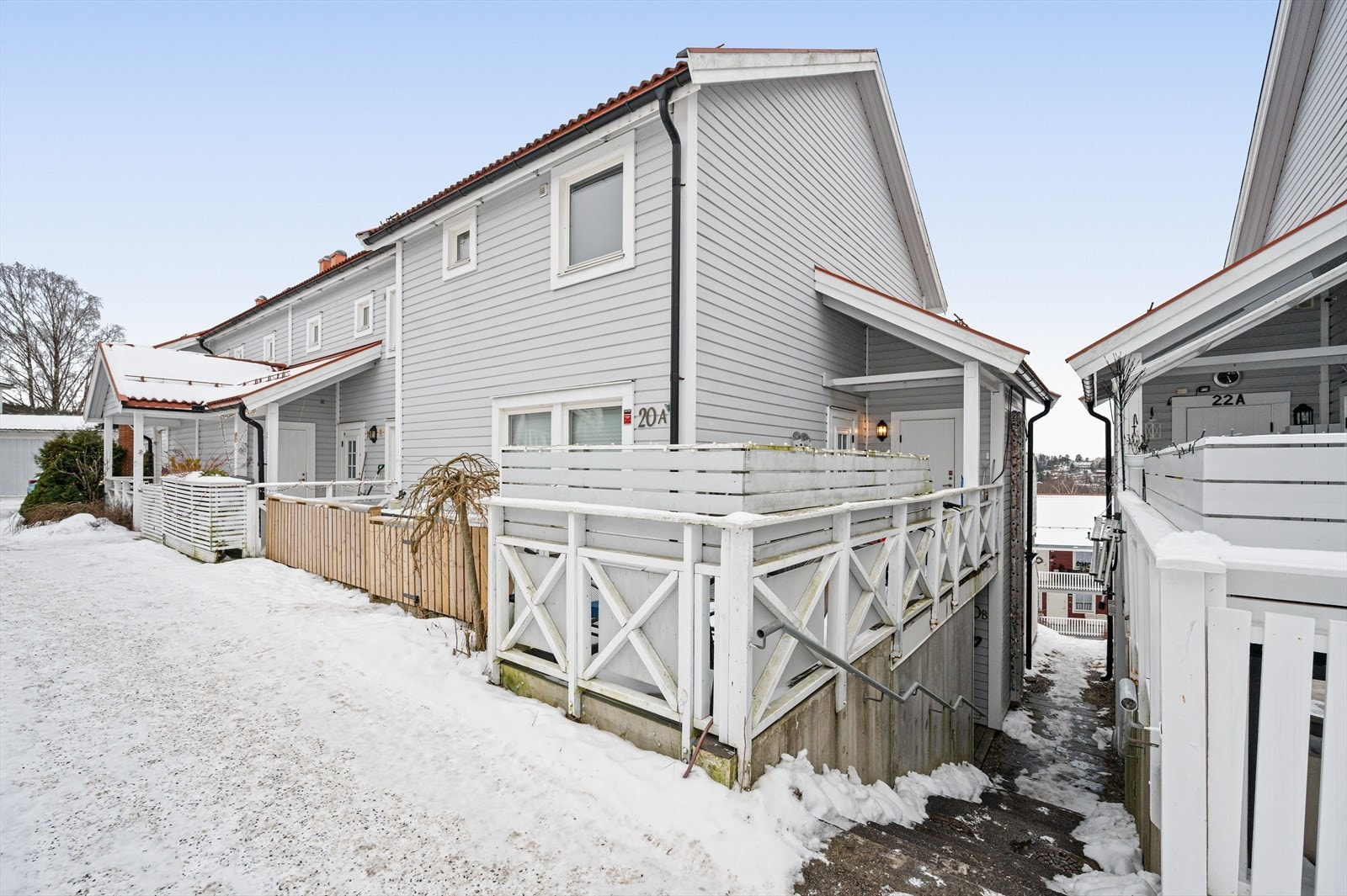 Lys og trivelig 2-roms andelsleilighet i rekkehus, med egen hyggelig uteplass og god beliggenhet. Galleribilde