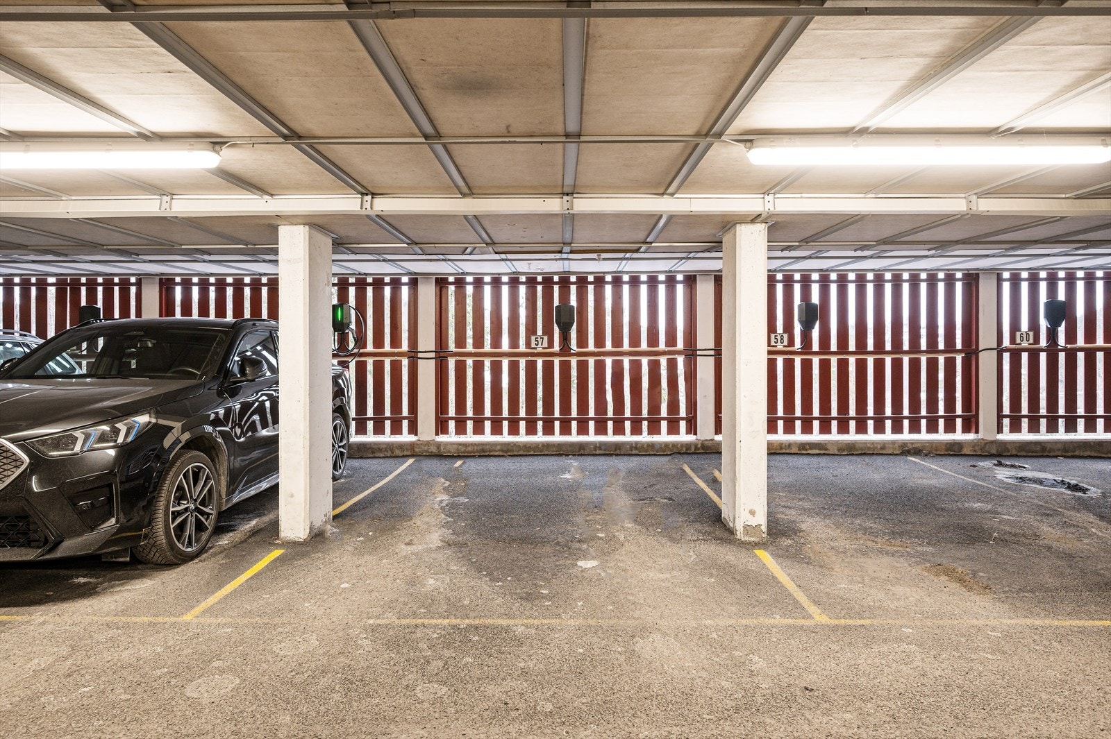 Det følger en parkeringsplass i felles garasjeanlegg med el-bil lader montert. Galleribilde