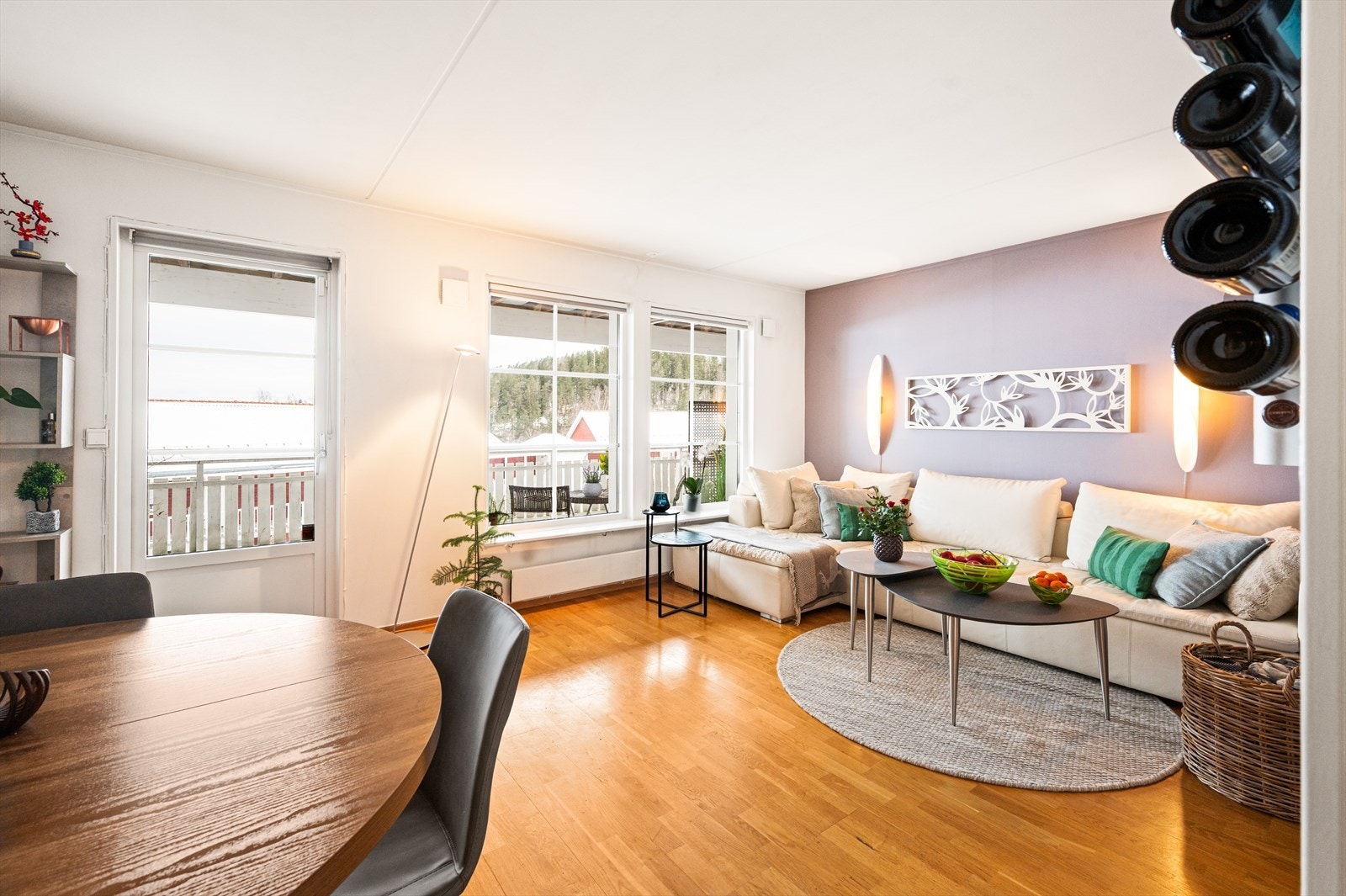 Herfra er det utgang til overbygd terrasse med gode solforhold. Galleribilde