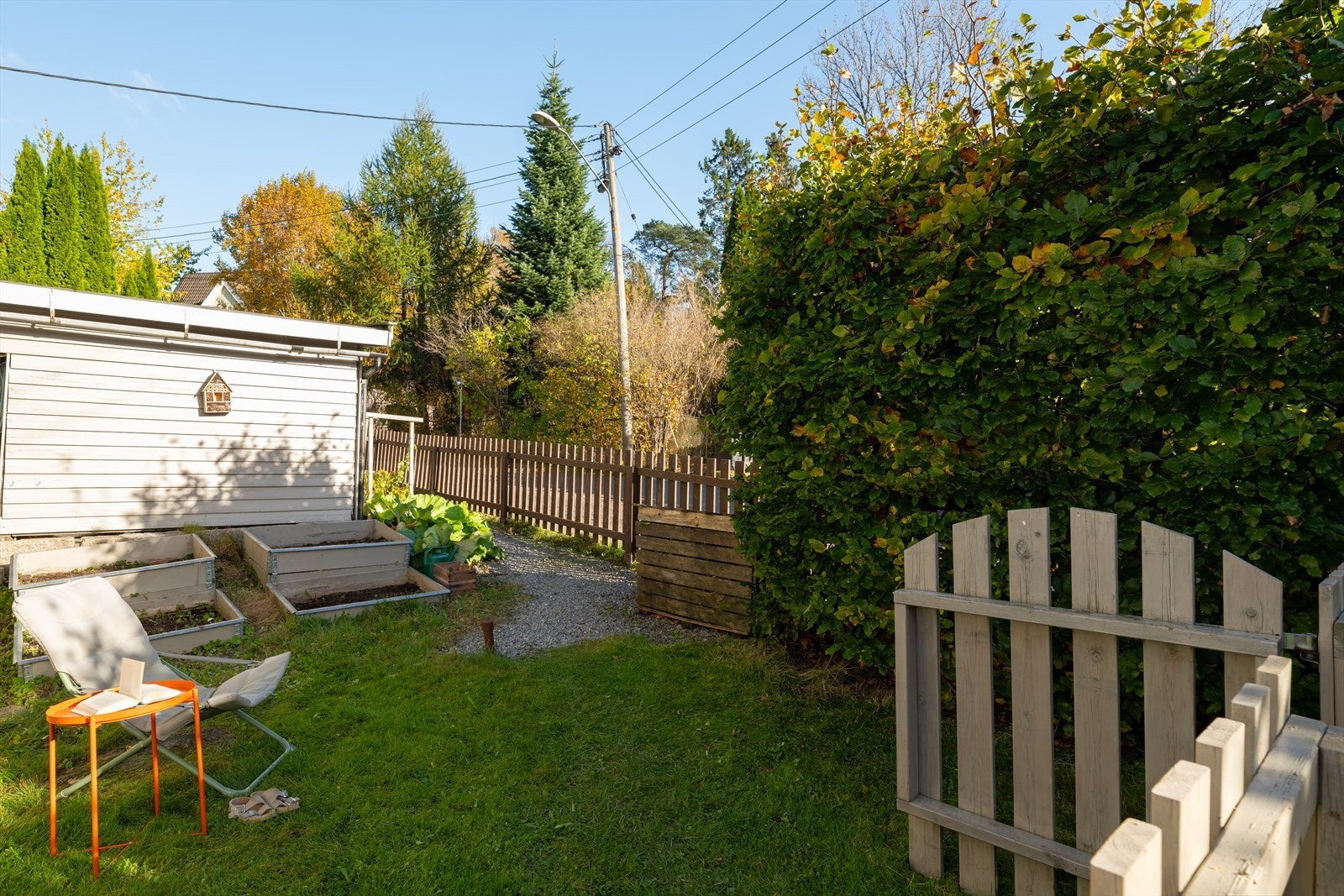 Hagen bak er gjerdet inn. Perfekt om du har små barn eller en firbent venn Galleribilde