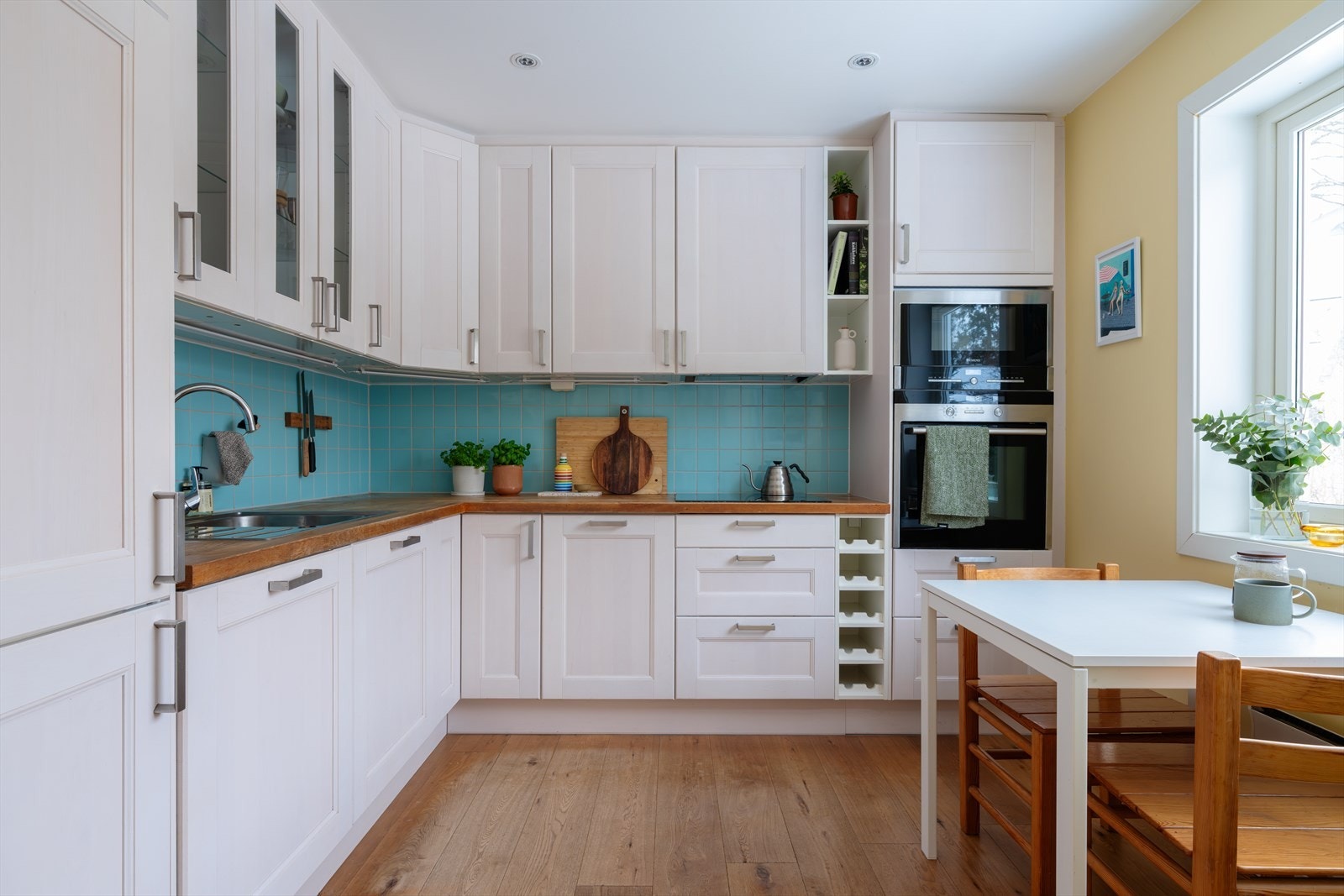 Boligen har et separat kjøkken. Her er det også installert downlights i himlingen Galleribilde