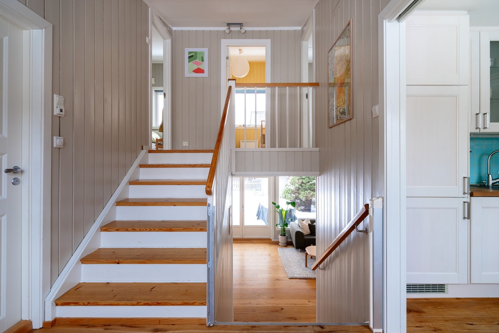 Boligen har lakkerte og malte trapper Galleribilde