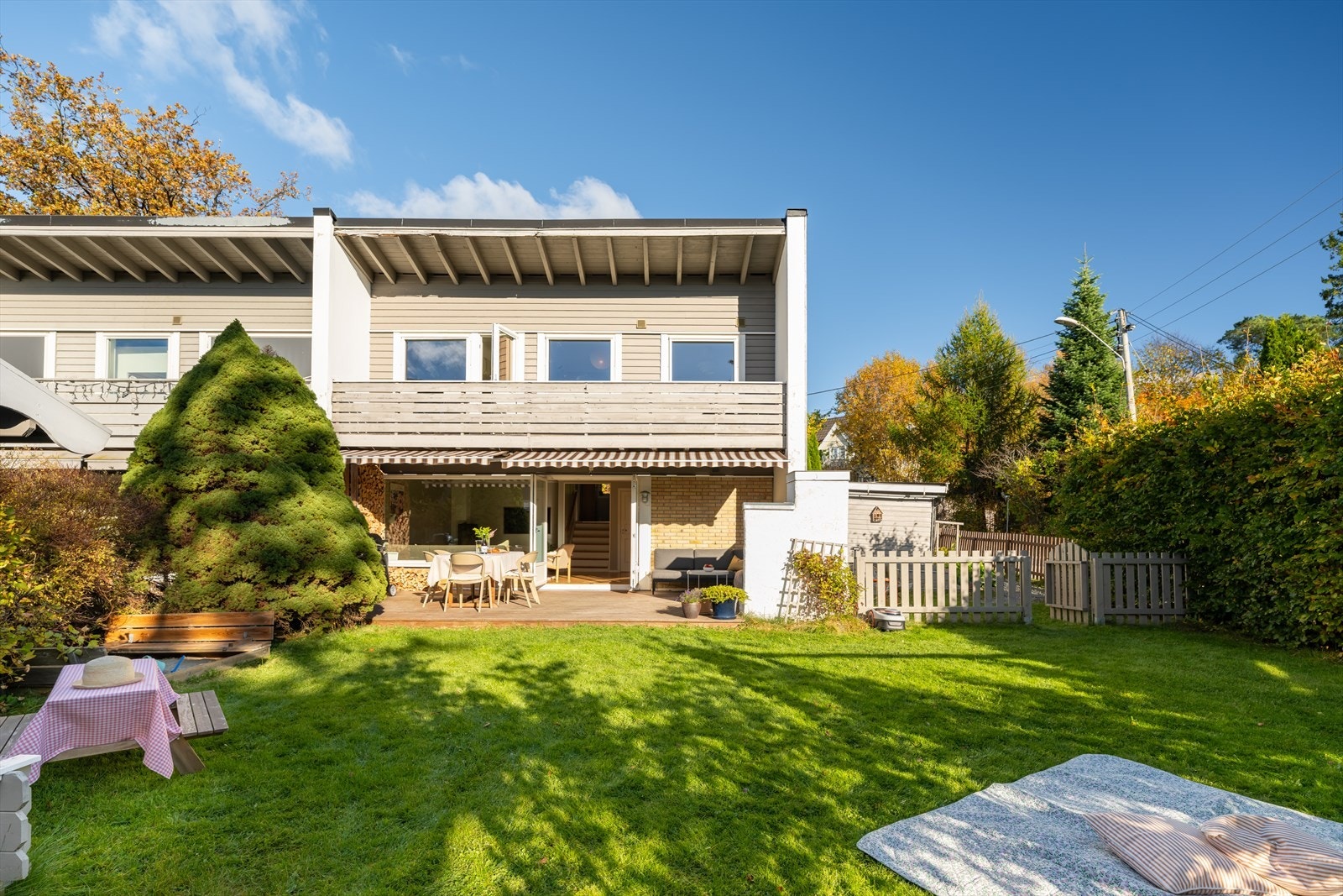 "Vi kom fra leilighet med balkong og hadde høye forventninger til egen hage, parkering og mer plass, men det var veldig mye som overgikk forventningene. Nærområdet er utrolig stille og barnevennlig" - Selger Galleribilde