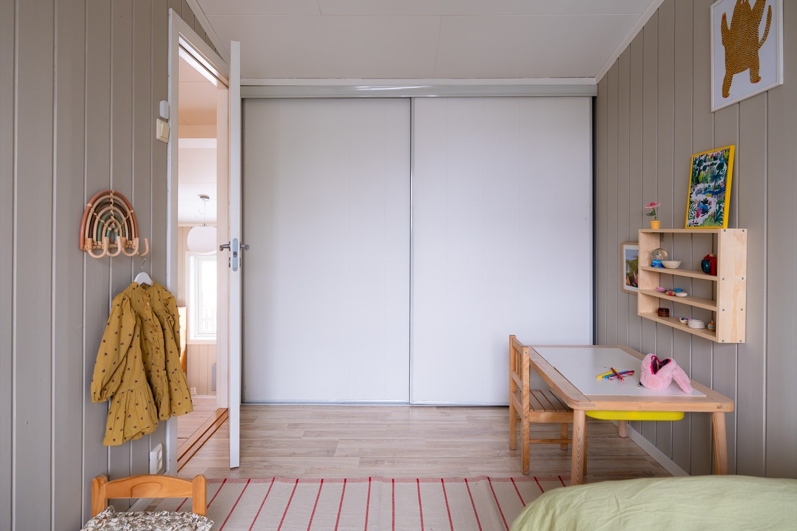 Her er det en romslig skyvedørsgarderobe Galleribilde