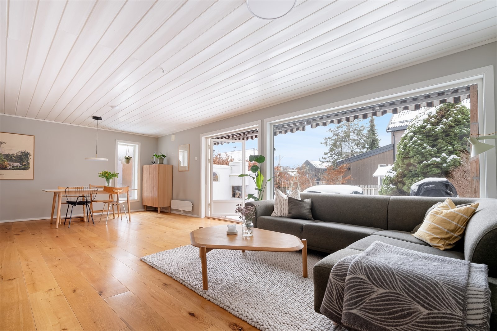 Her har du god plass til et stort spisebord Galleribilde