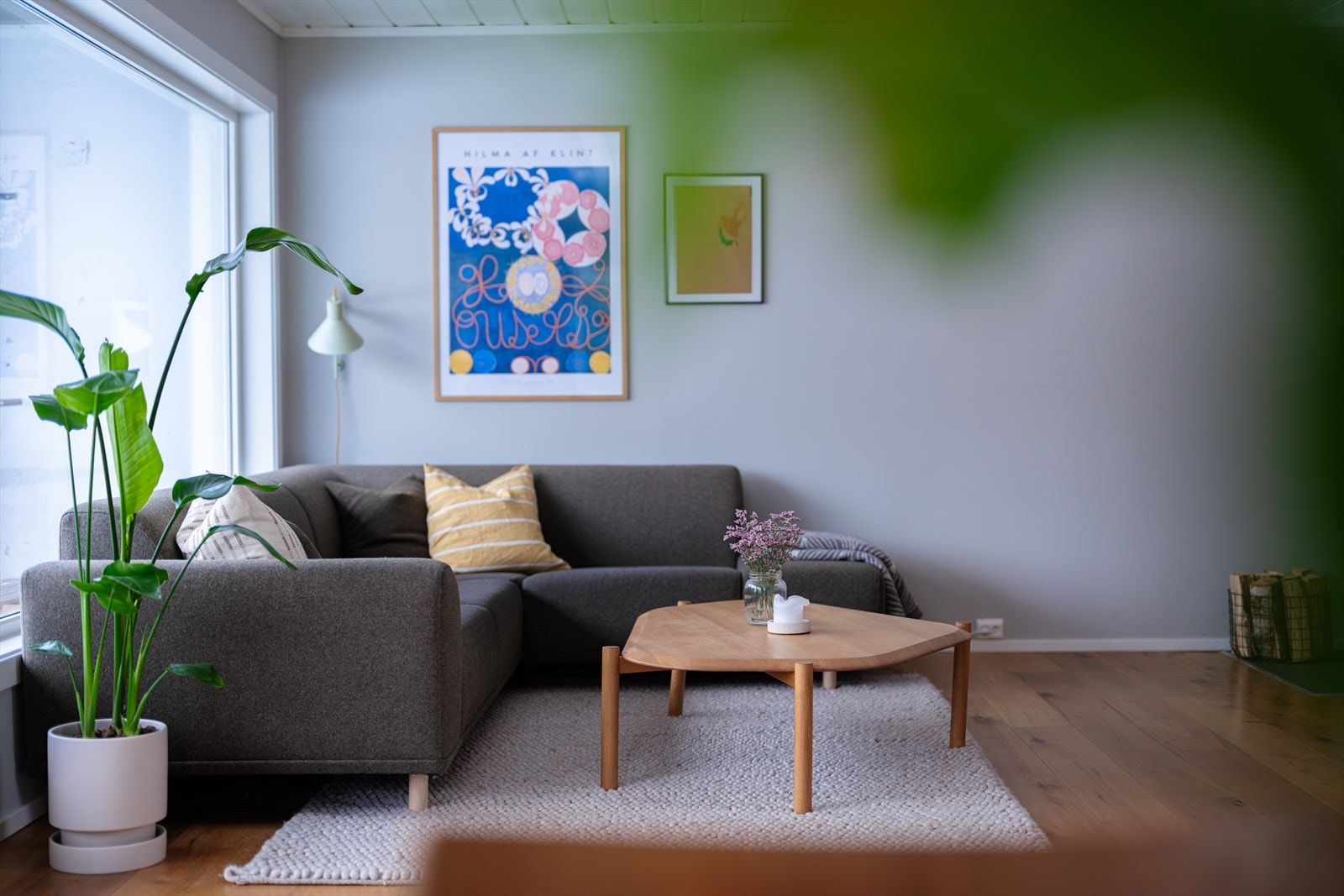 Boligen er en fin familiebolig over 4 delplan hvor plasseringen av rom er ideell for moderne bruk. Galleribilde