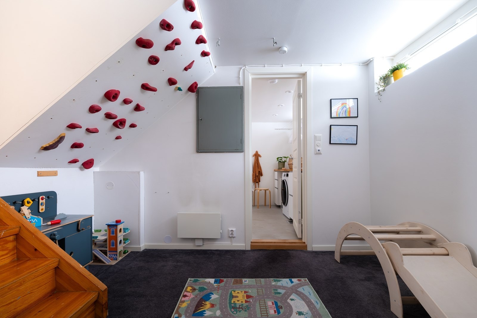 I underetasjen finner du baderom med badekar og vaskemaskin Galleribilde