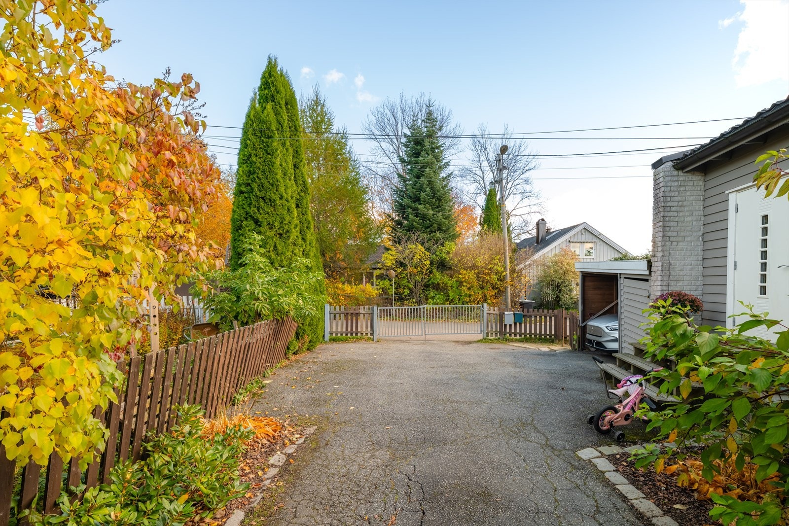 Carporten medfølger, samt elbillader og mulighet for gjesteparkering Galleribilde