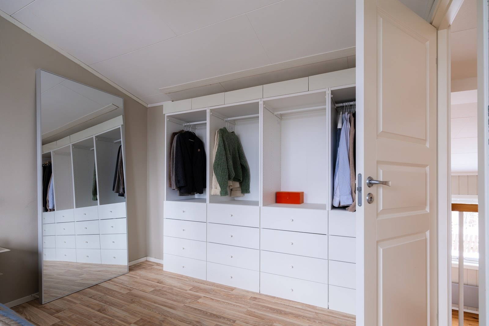 God plass for både klær og oppbevaring Galleribilde