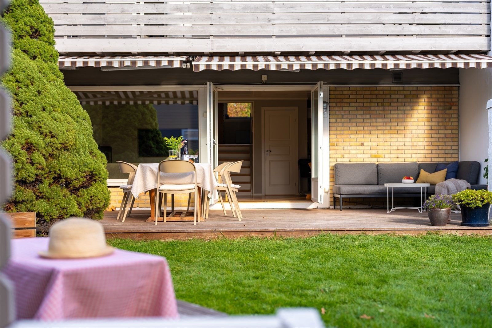 Terrassen er på ca 30 m2 Galleribilde