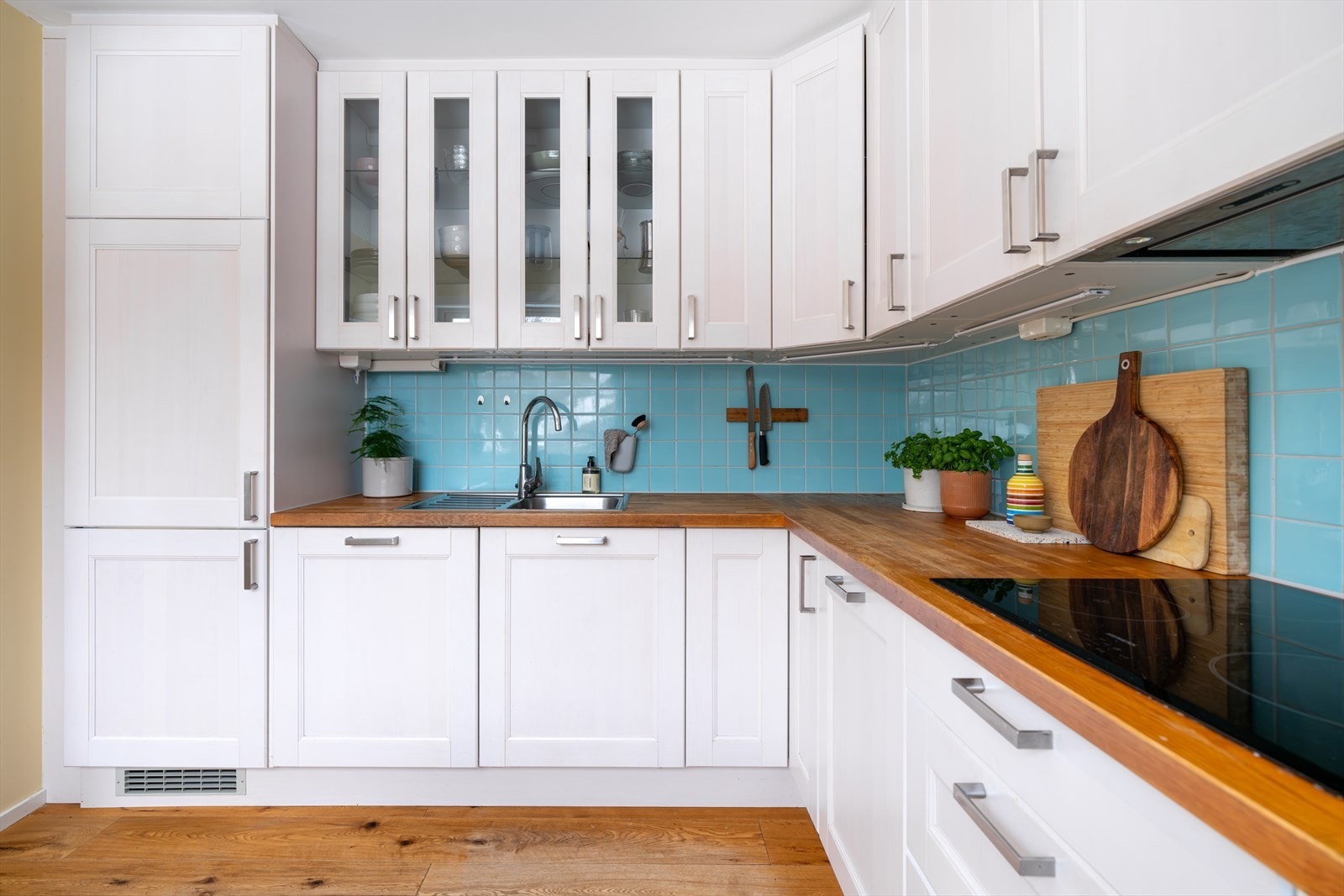 Kort vei til godt utvalg matbutikker, her er både Rema 1000, Mega, Meny og Vinmonopolet i gangavstand Galleribilde