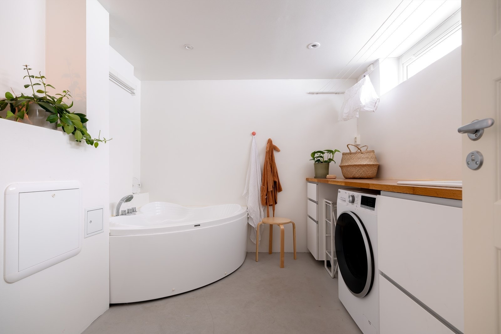 Veldig praktisk med stort vaskerom og bad. Dette ble oppgradert i 2014 Galleribilde