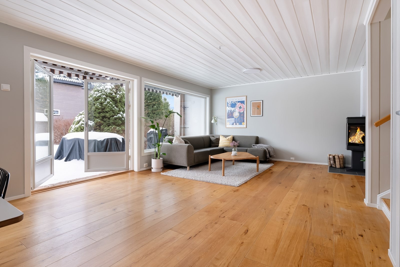 "Vi har blitt utrolig glad i den romslige stuen med store vinduer, og doble verandadører som kan stå åpne hele dagen om sommeren, sånn at barna kan løpe fritt inn og ut" - Selgere Galleribilde