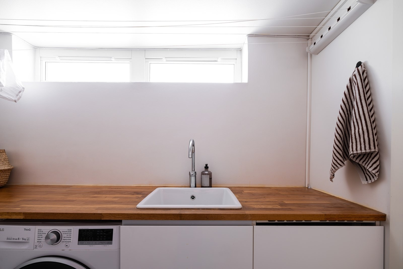 Benkeplaten er i eik med underskap Galleribilde