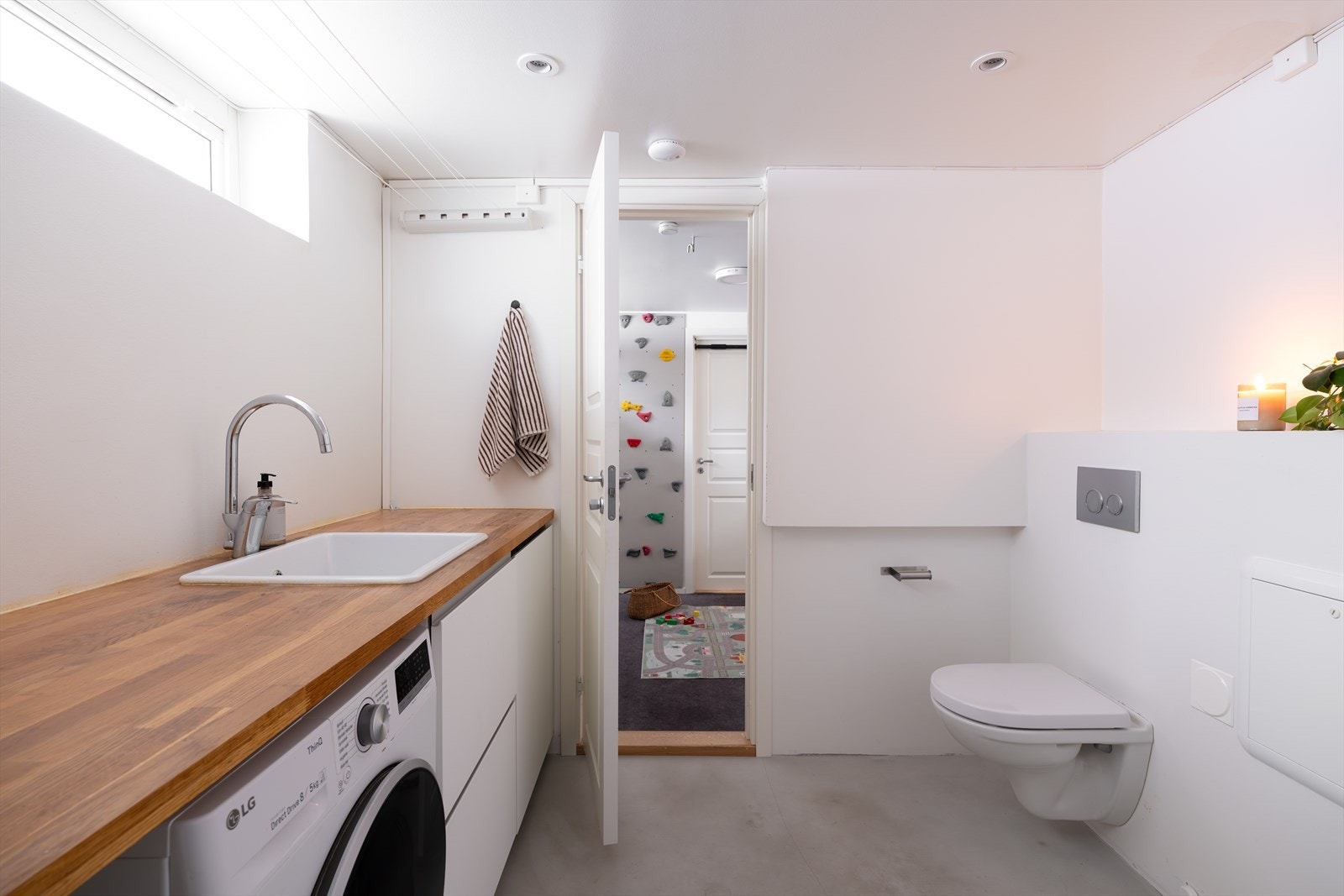 Inn døren på andre siden av lekerommet er det en stor og romslig bod Galleribilde