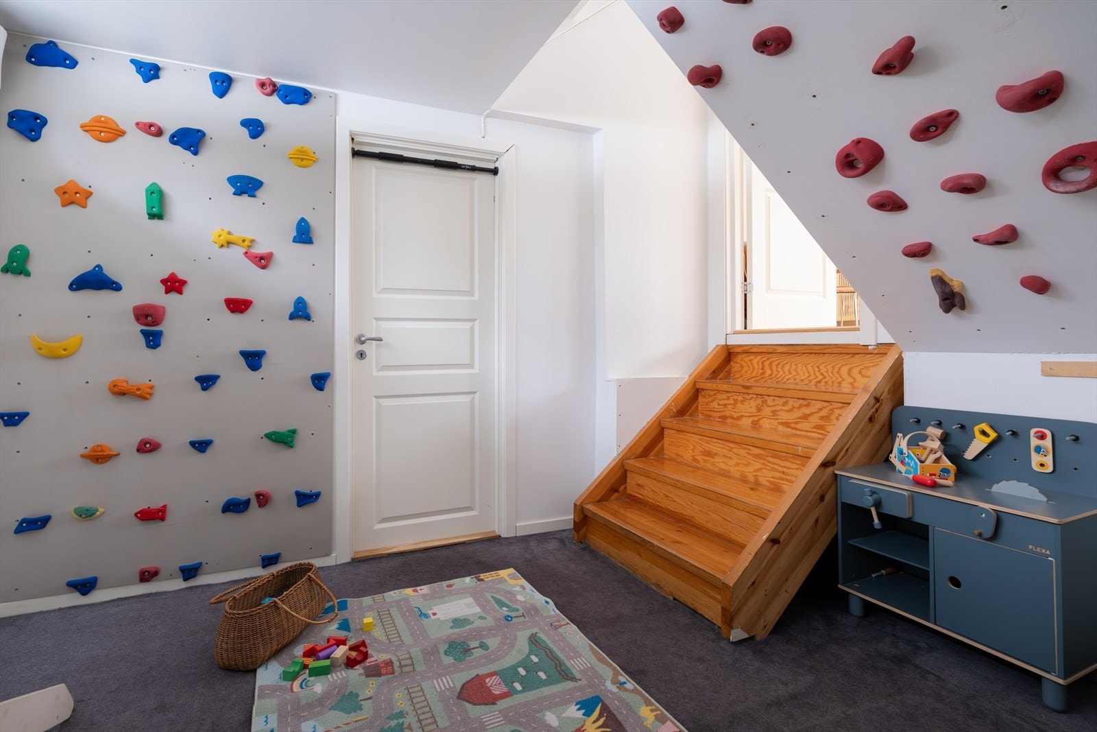 I underetasjen har du lekerom for barna med klatrevegg Galleribilde