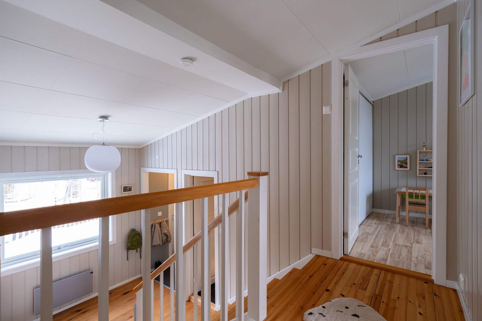 I overetasjen er takhøyden ca 2,92m på det høyeste og gir en fantastisk romfølelse Galleribilde