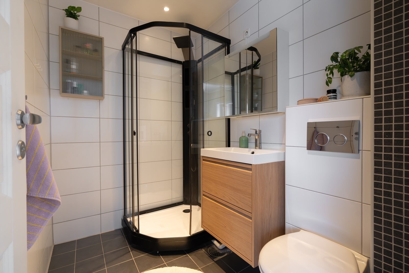 Pent og tidløst bad som ble oppgradert i 2012. Videre ble dusjkabinett og innredning installert i 2024 Galleribilde