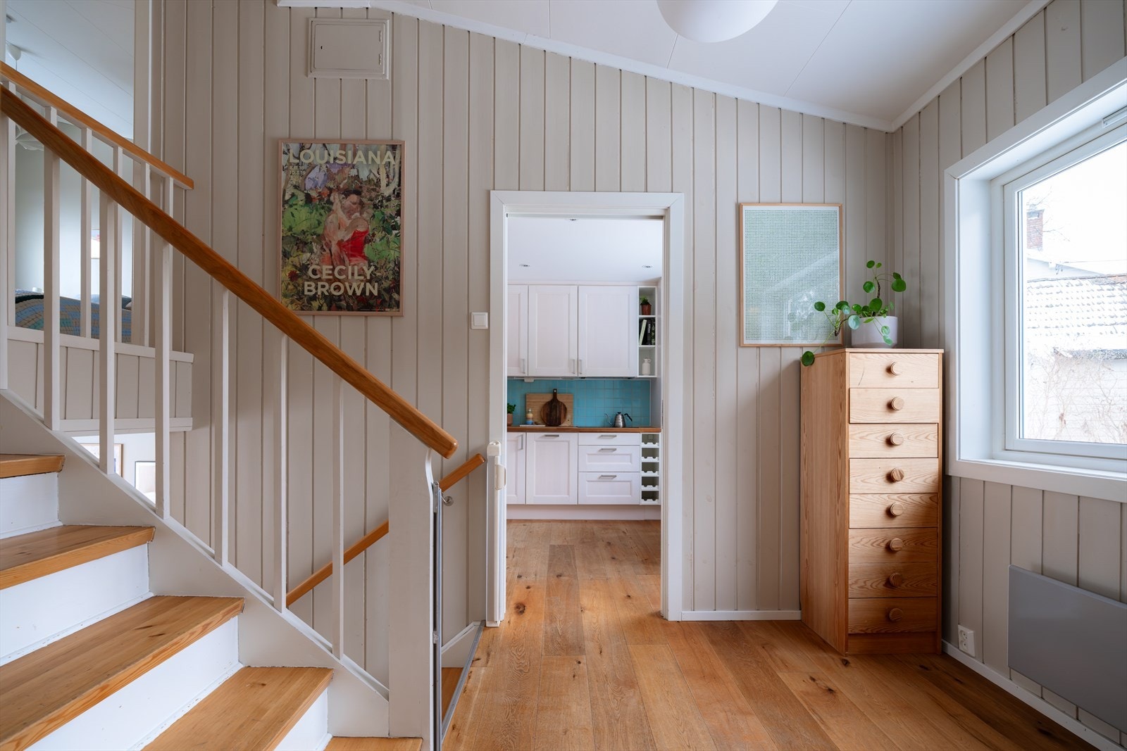 Fra gangen åpner boligen seg til et lyst og luftig allrom med takhøyde opptil ca. 2,95 meter Galleribilde