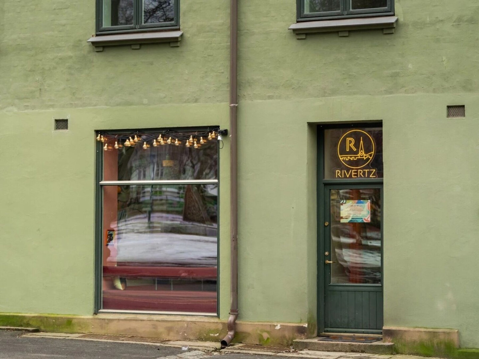 Rivertz vinbar med fantastisk atmosfære drevet av svært dedikerte vinelskere. Galleribilde