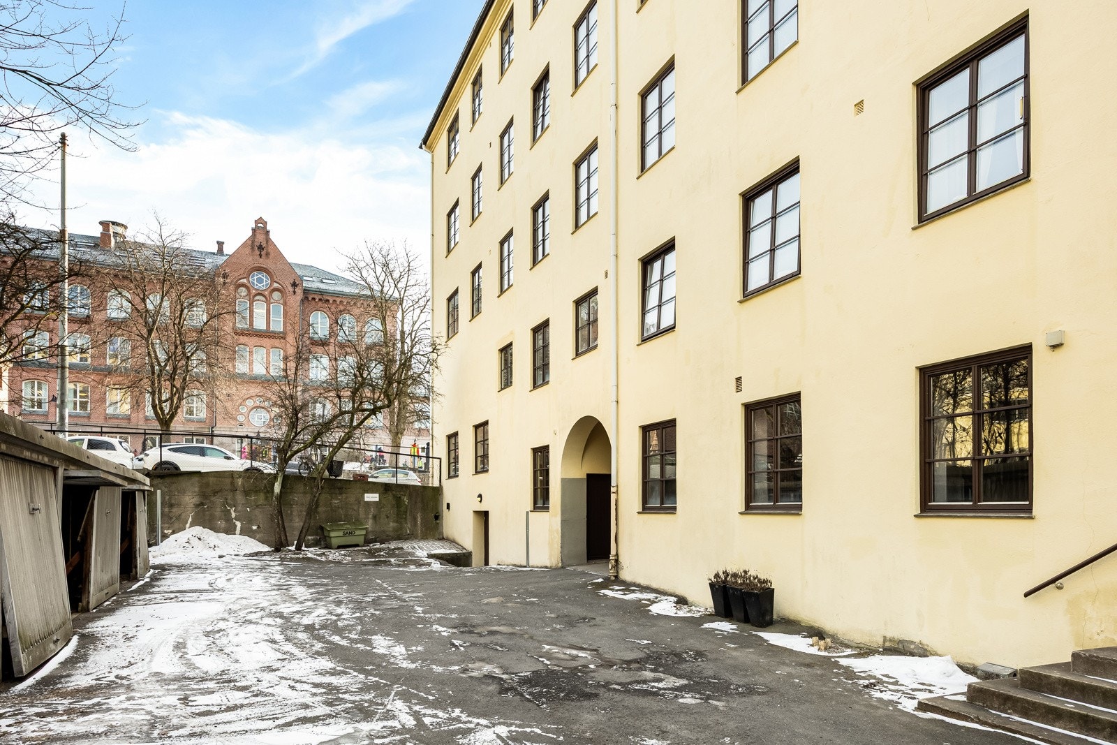 Aksjeselskapet disponerer 8 garasjer på gårdsplass. Det skal inngå leiekontrakt mellom A/S Eugeniesgt 8 og beboere som leier Galleribilde