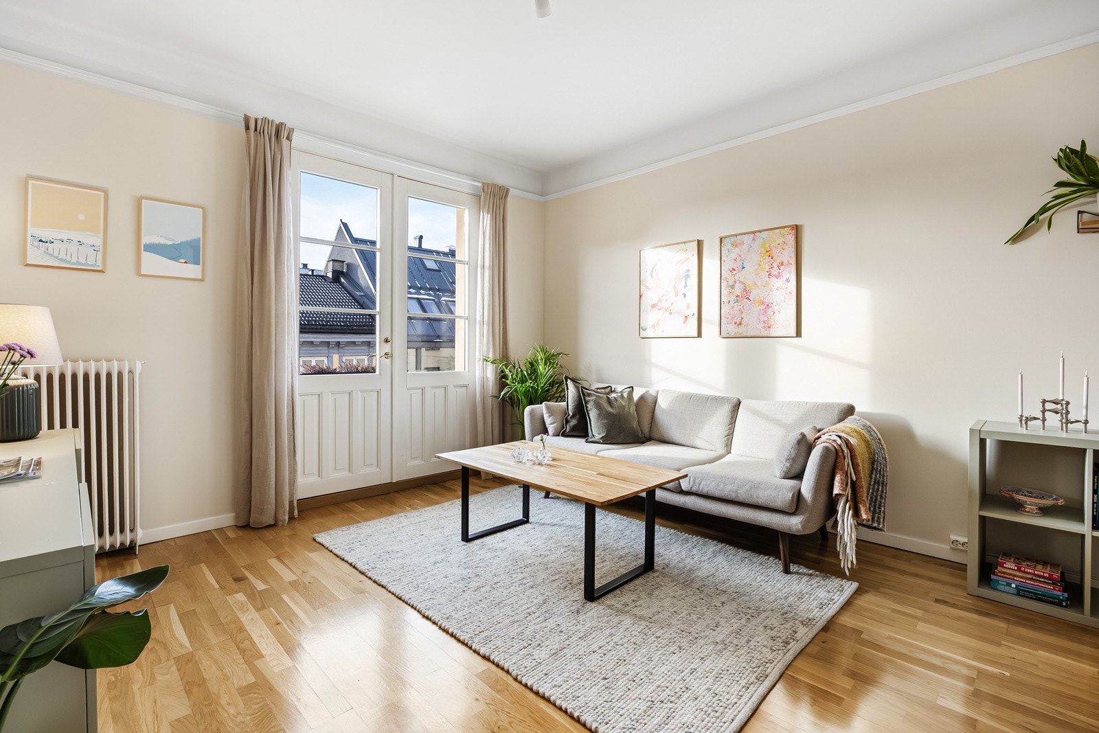 Stuen fremstår lys og luftig med store vindusflater Galleribilde