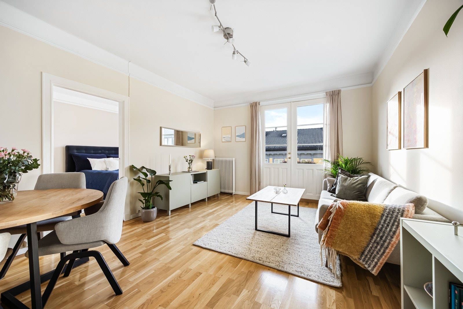 Romslig stue med rikelig plass til sofagruppe og spisebordsinnredning. Galleribilde