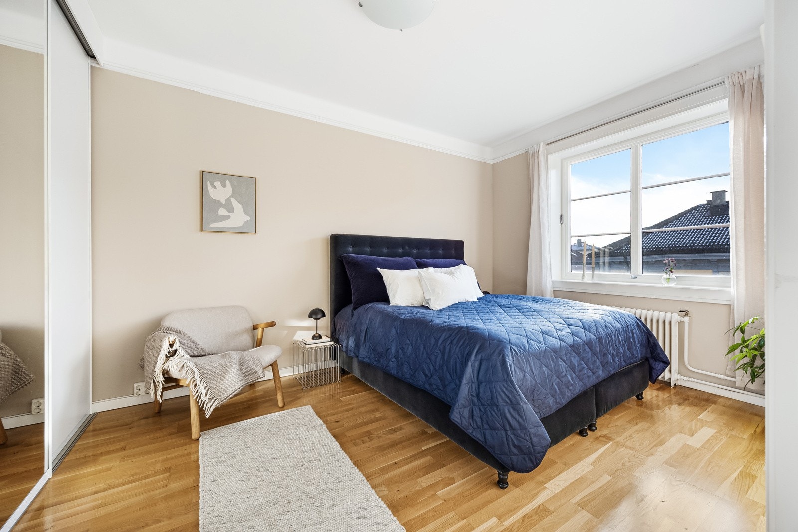 Hovedsoverommet er av god størrelse med plass til stor seng, nattbord på hver side, stor skyvedørsgarderobe og øvrig møblement. Galleribilde