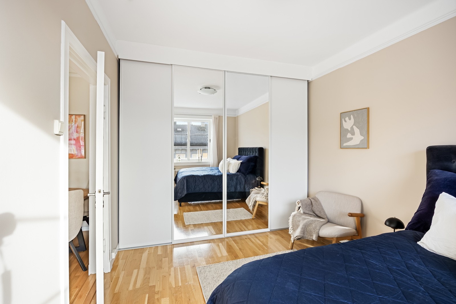 Rommet har gode oppbevaringsmuligheter i stor skyvedørsgarderobe med speilfronter, som gir både praktisk lagring og en romsligere romfølelse. Galleribilde