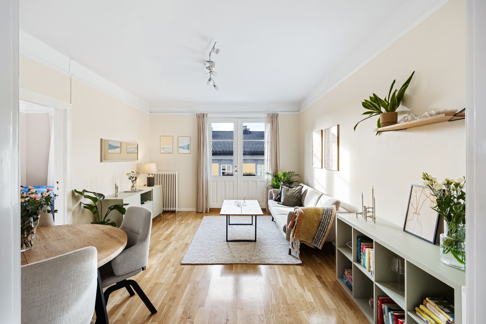 Fra stuen er det utgang til sydvestvendt fransk balkong. Galleribilde