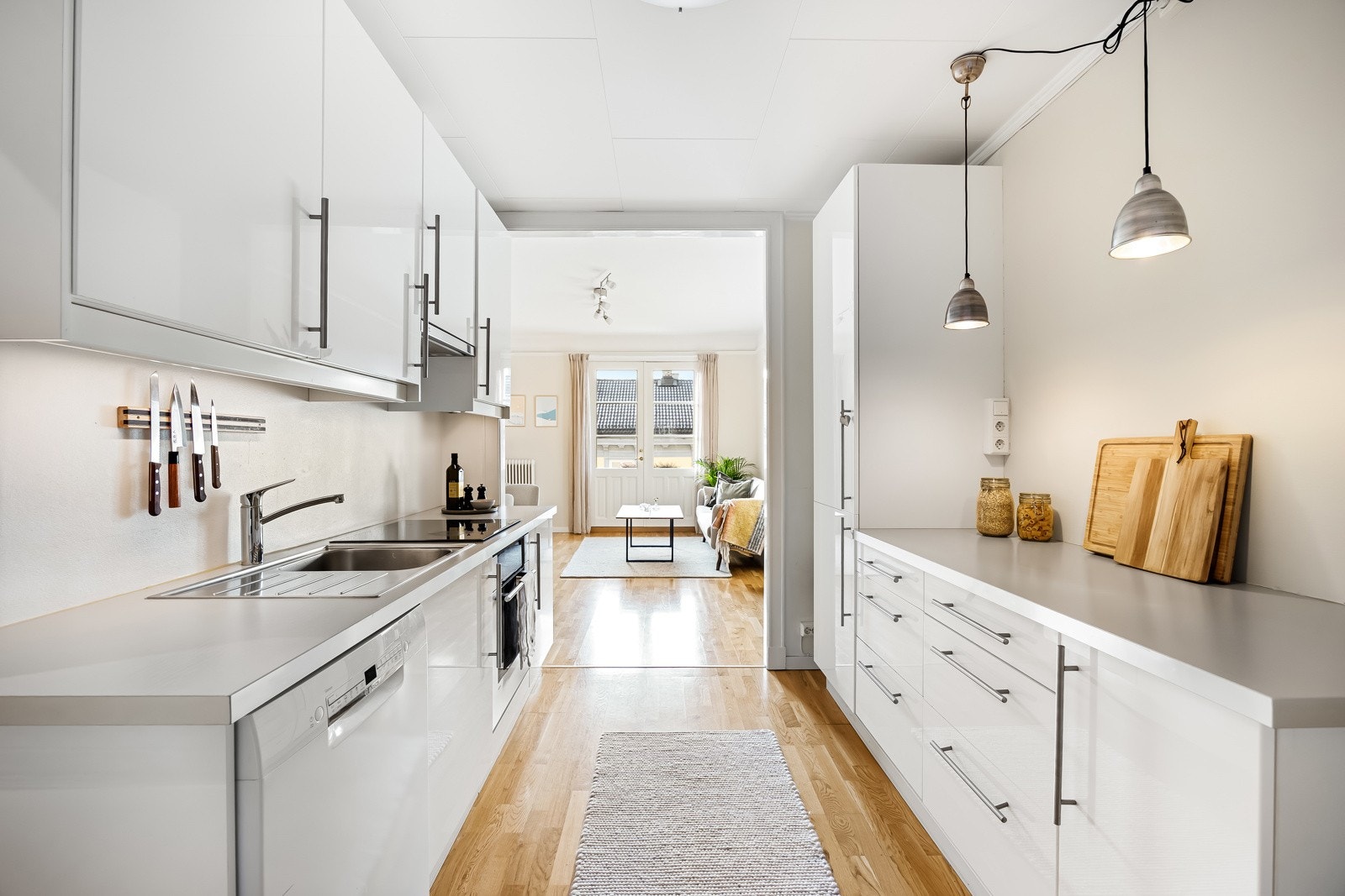 Pent, delvis separat kjøkken. Galleribilde