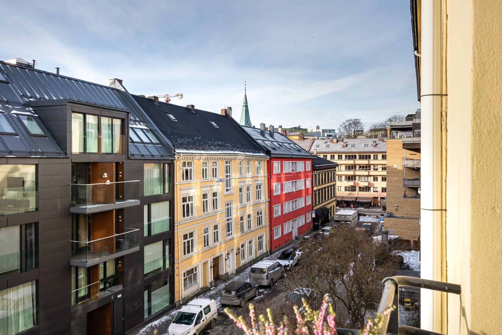 Fint utsyn mot gaten fra balkongen. Galleribilde