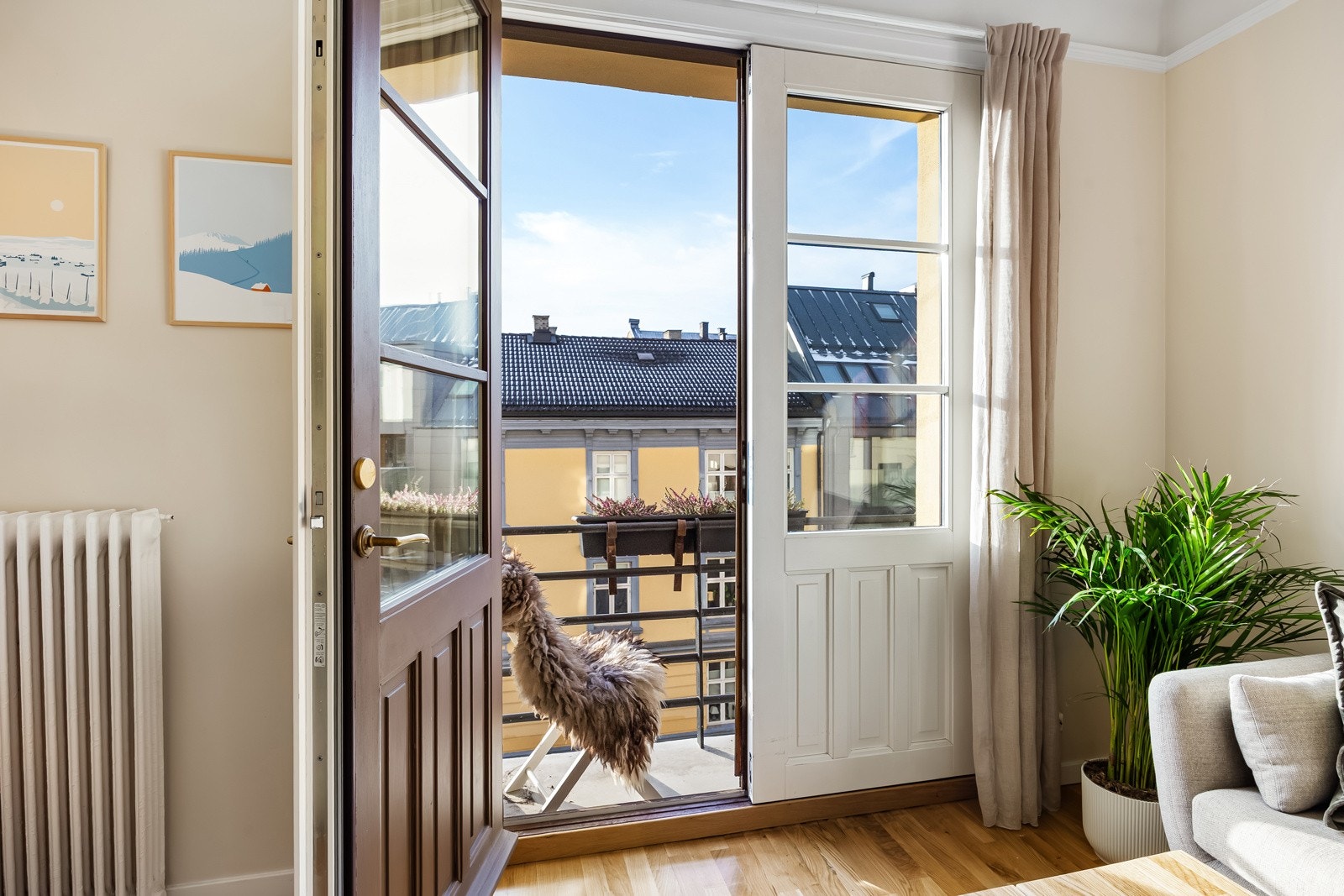 På balkongen er det plass til to stoler. Galleribilde