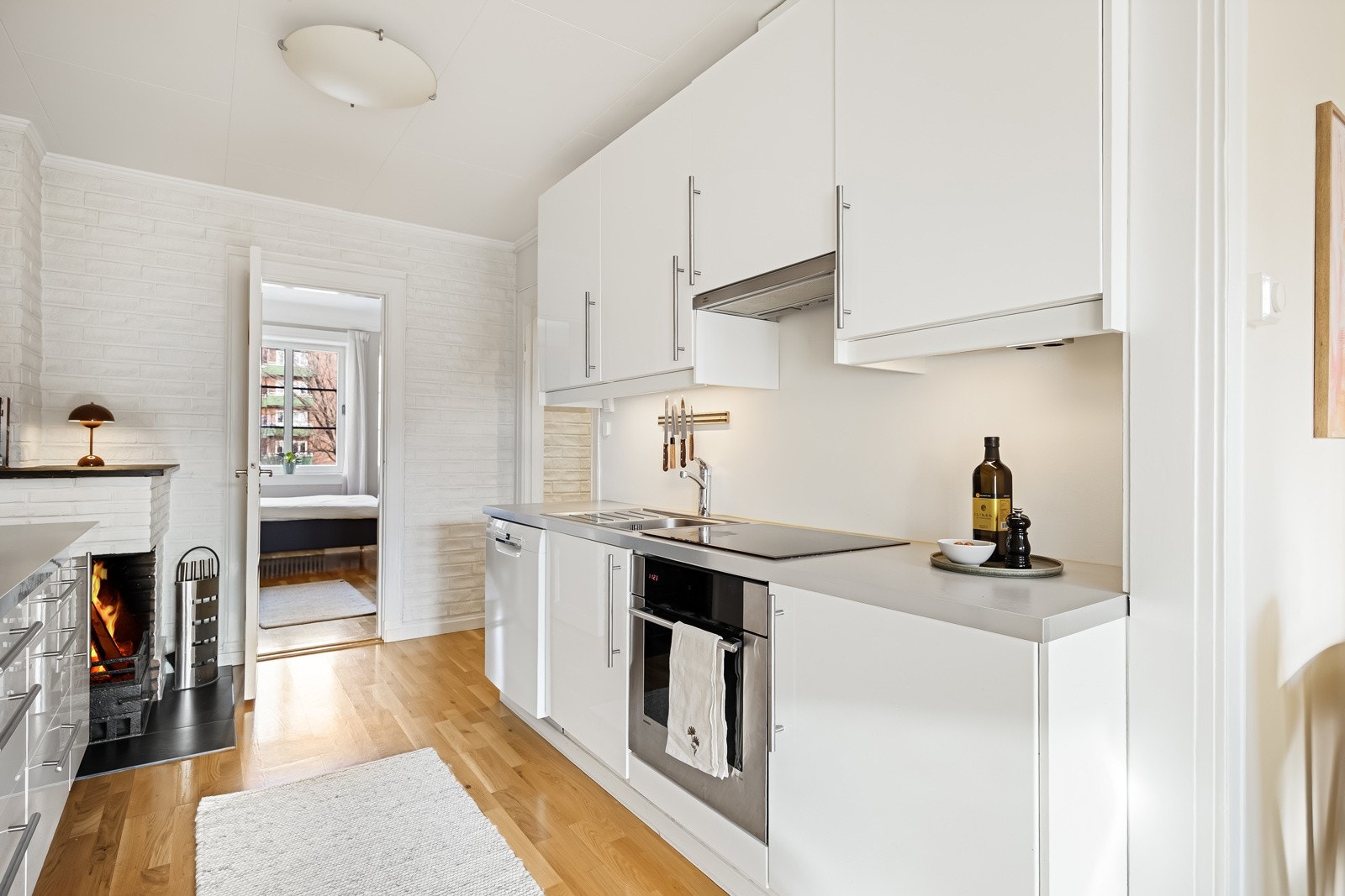 Grå kraftig benkeplate med nedfelt stålkum og ett-greps armatur i krom. Galleribilde