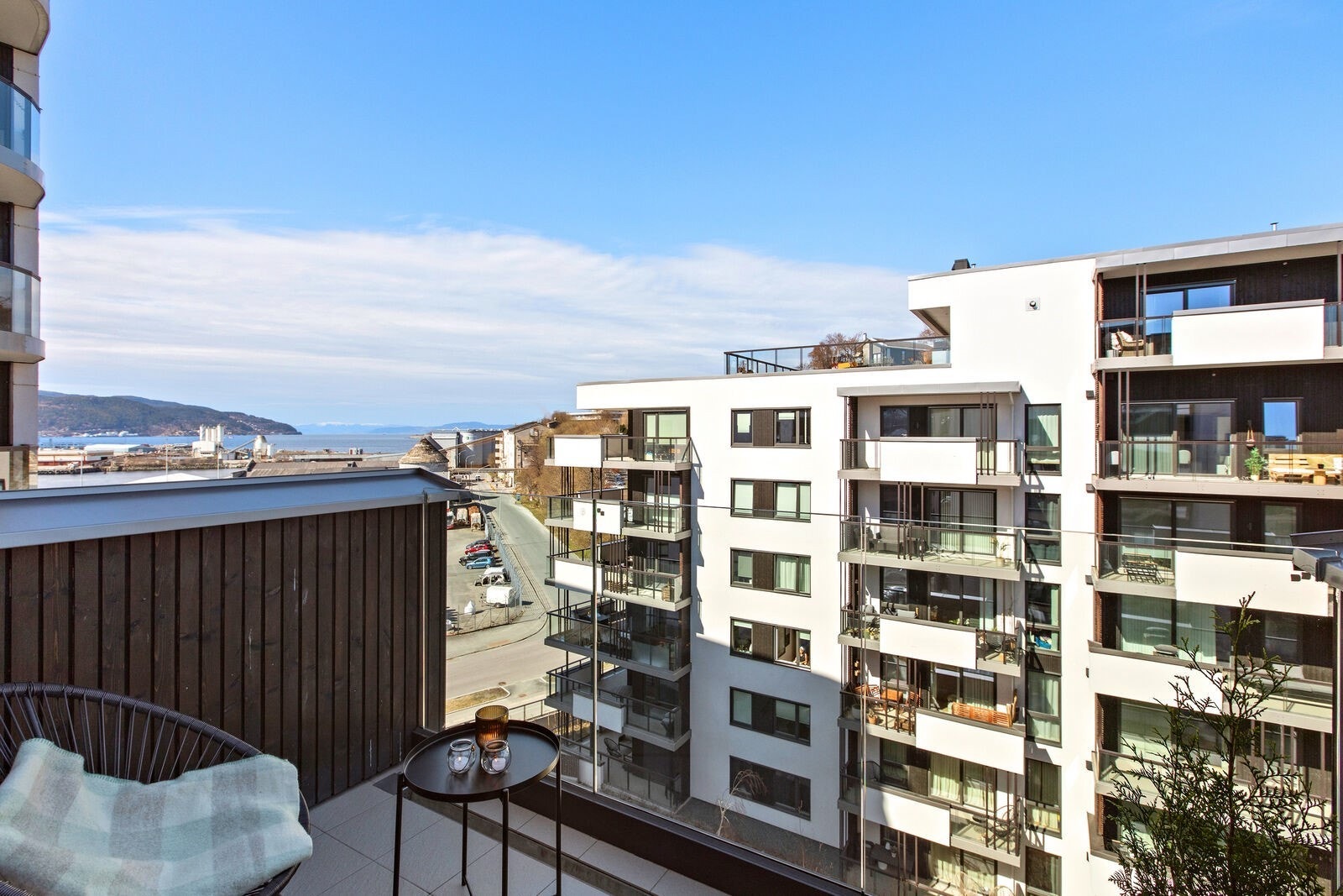 Fra balkongen kan du nyte kveldsdsolen med nydelig utsikt over Trondheimsfjorden og Munkholmen Galleribilde