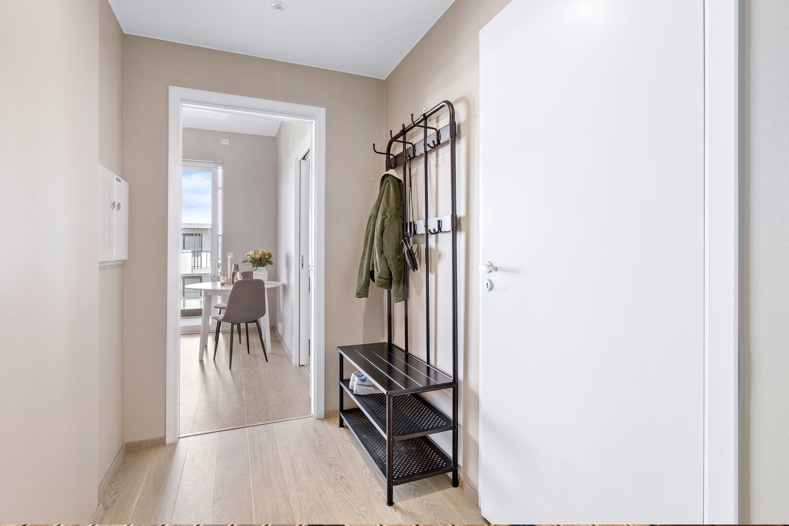 Leiligheten har en romslig entre til oppbevaring av yttertøy - det er også tilgang på bod i kjeller Galleribilde