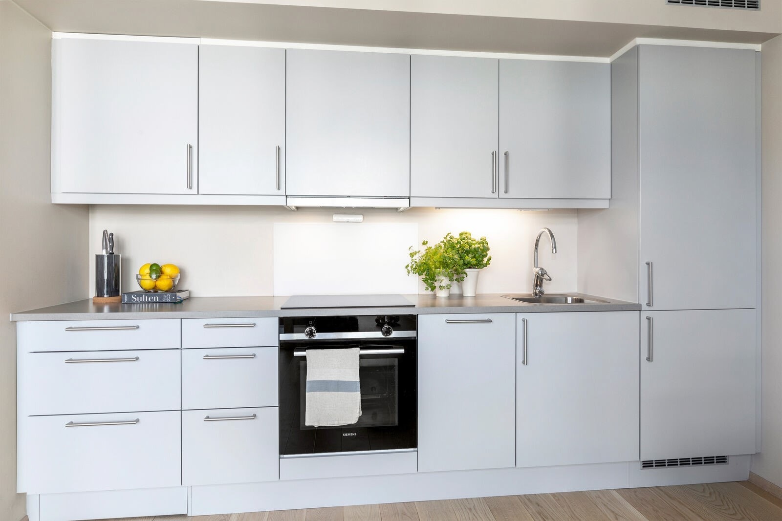 Elegant HTH-Kjøkken med integrerte hvitevarer - Mekanisk avtrekk over stekesonen og godt med lagring Galleribilde