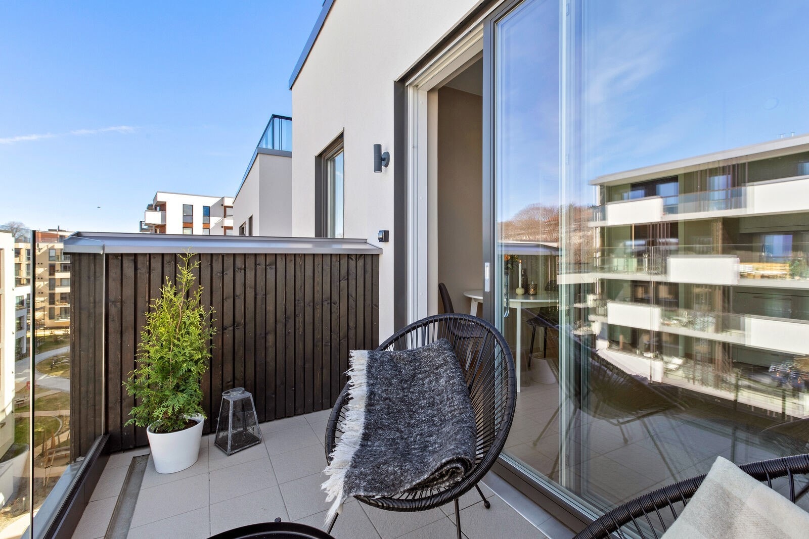 Balkongen har solforhold fra omtrent 16.00-22.00 på sommerhalvåret Galleribilde