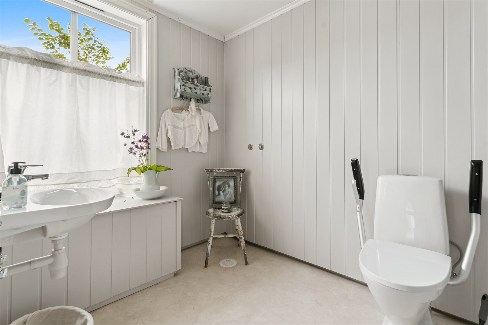 Toalettrommet har sluk i golv og moglegheit for å sette inn dusj. Galleribilde