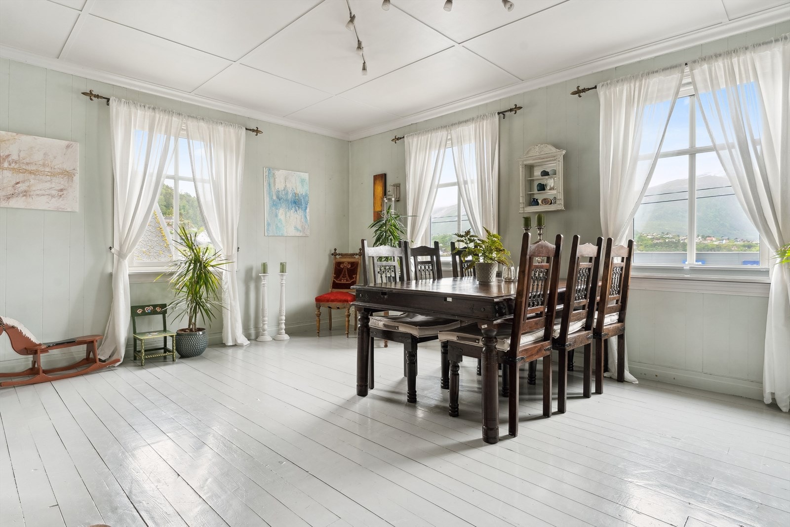 Dei to stovene gjev gode moglegheiter for å innreie i ulike sosiale soner, med god plass til både stor sittegruppe og spisegruppe. Galleribilde