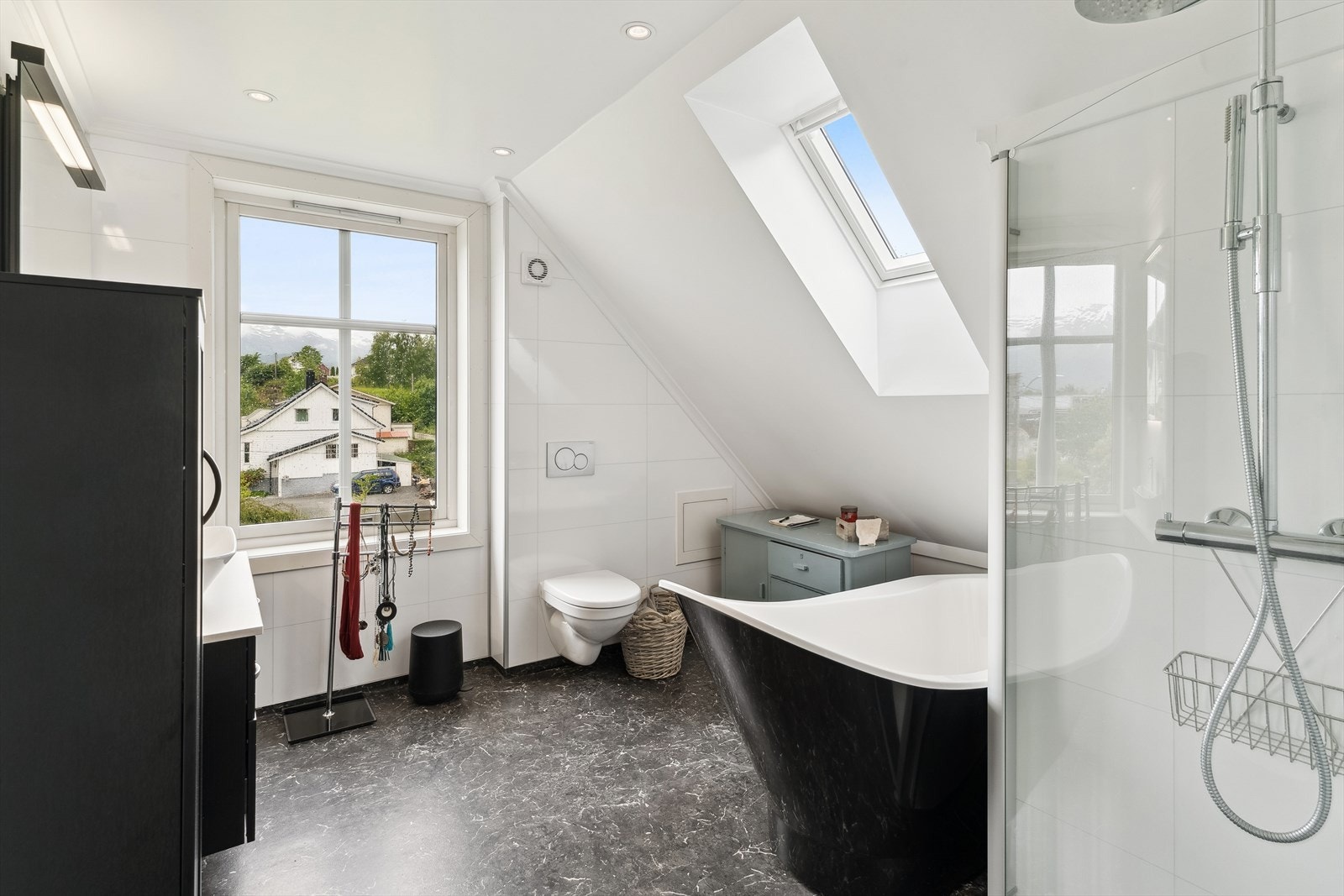 Badet var renovert i 2017, og held moderne standard med både dusj og badekar, samt varmekablar i golv og downlights i himling. Galleribilde