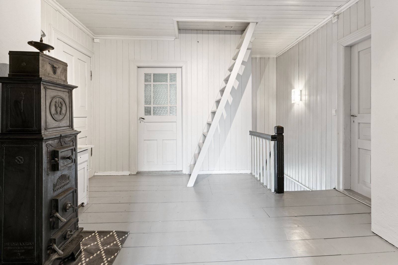 Bustaden har også kaldtloft med god takhøgde og lagringsplass. Galleribilde