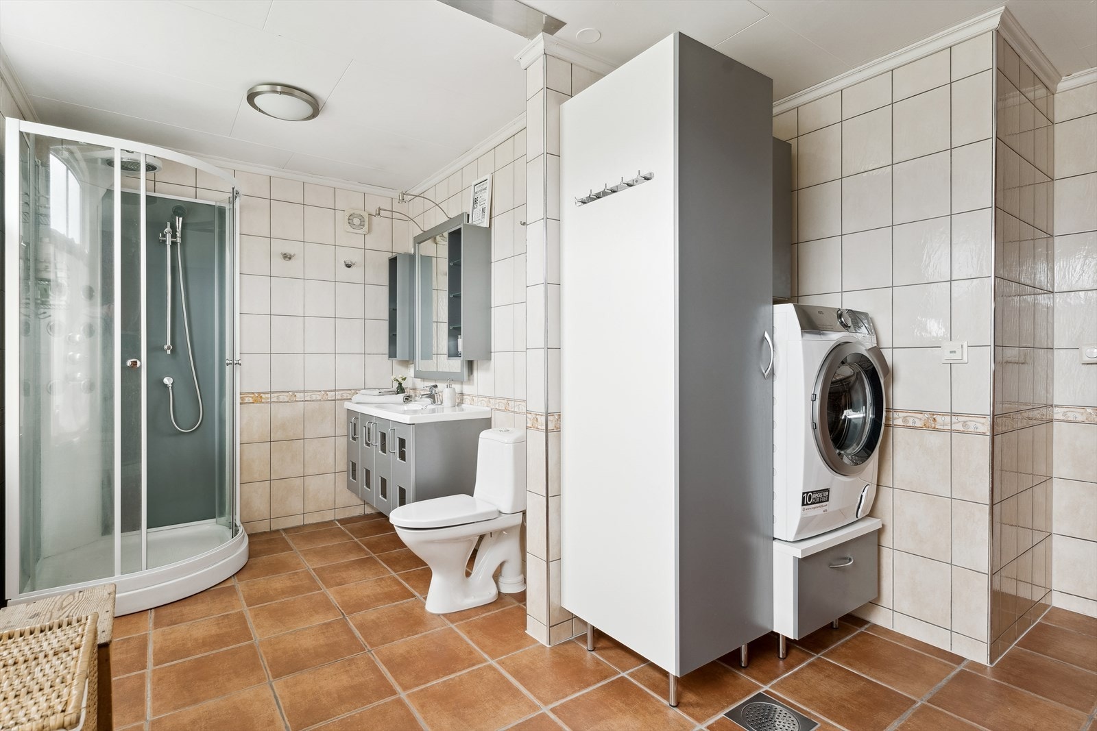 Badet i 2. etasje har praktiske og gode løysingar, og fungerer også som vaskerom. Det er også eige toalettrom i etasjen. Galleribilde