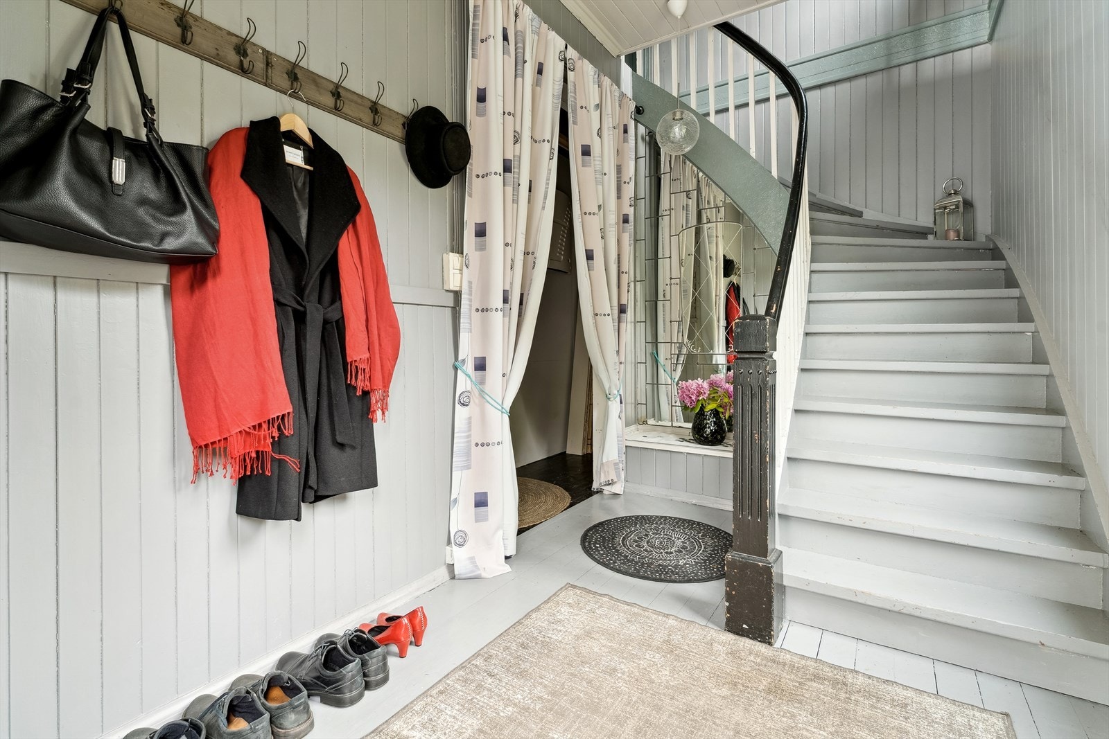 Frå entrèen har ein både direkte tilkomst til det som tidlegare har vore nytta som næringslokale, samt trapp til hoveddelen av huset. Galleribilde