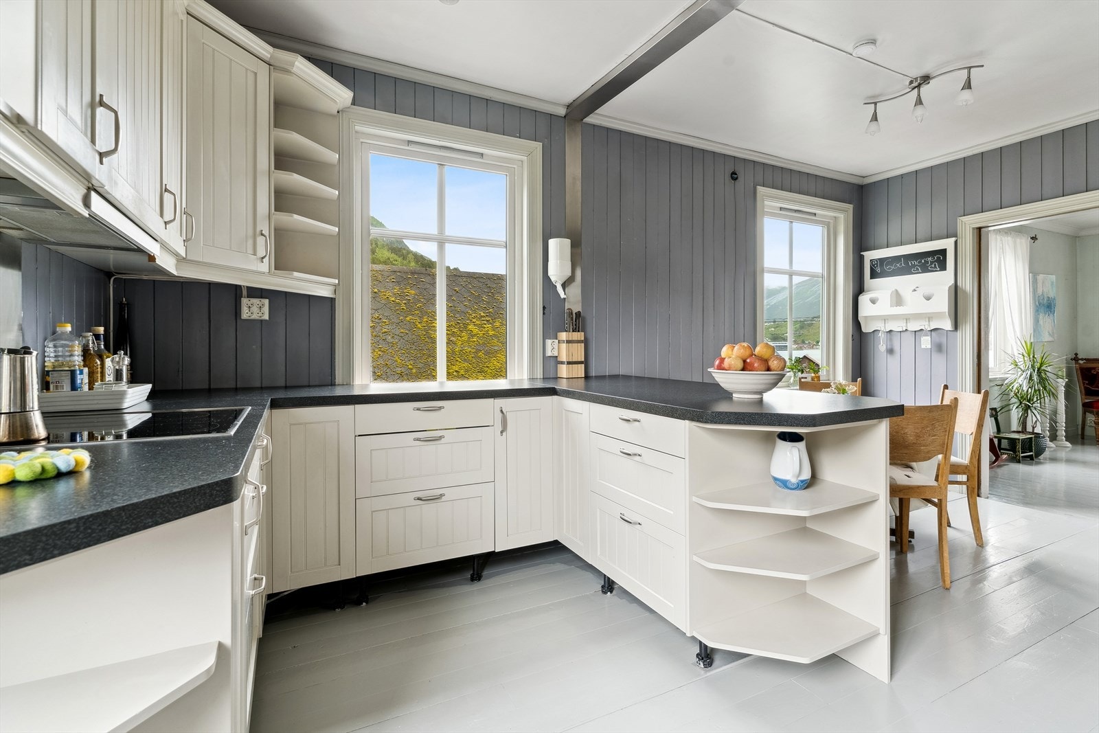 Kjøkkenet har god skap- og benkeplass, samt dels integrerte kvitevarer. Galleribilde