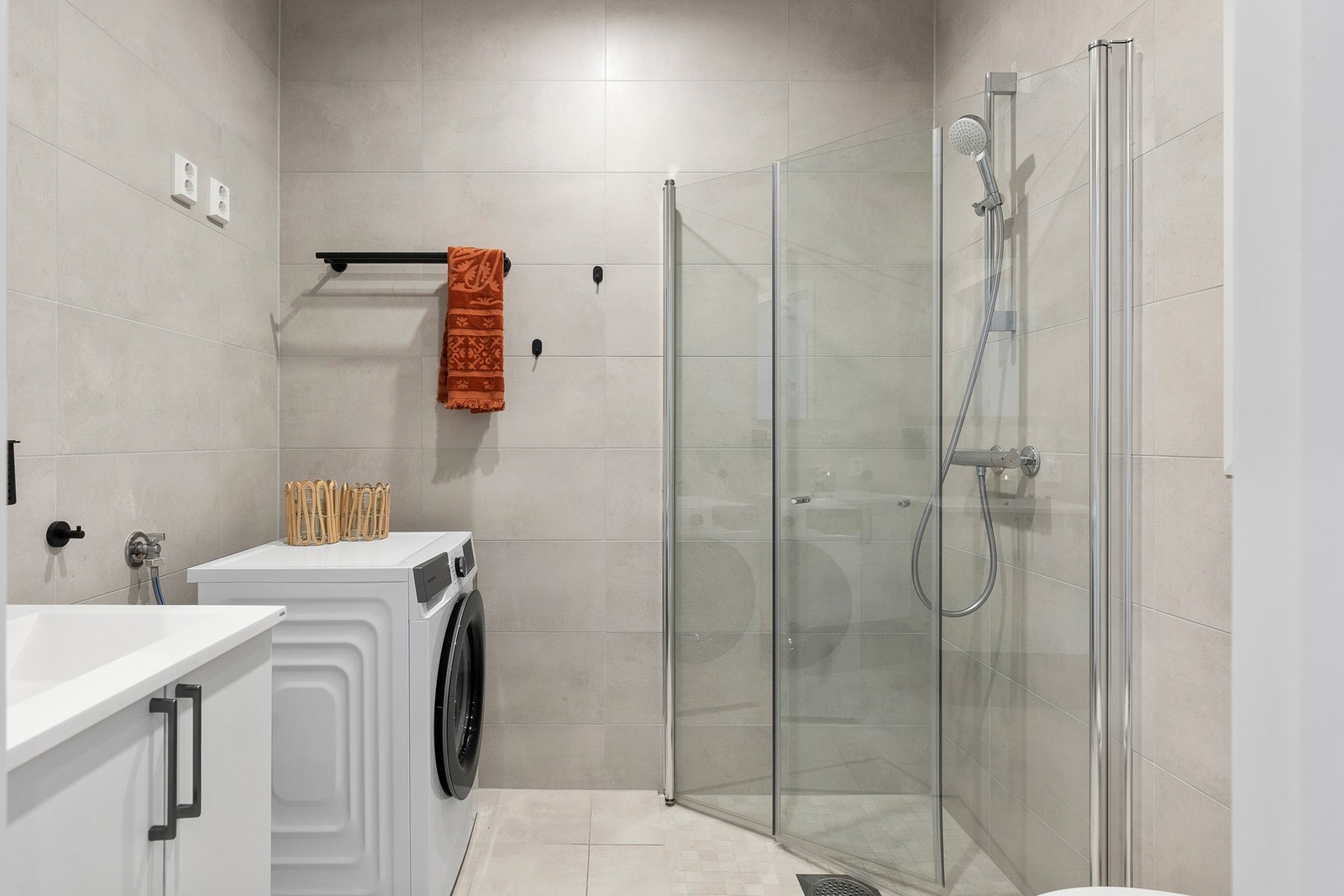 Pent flislagt bad fra byggeår med behagelig gulvvarme. Badet har opplegg til vaskemaskin. Galleribilde