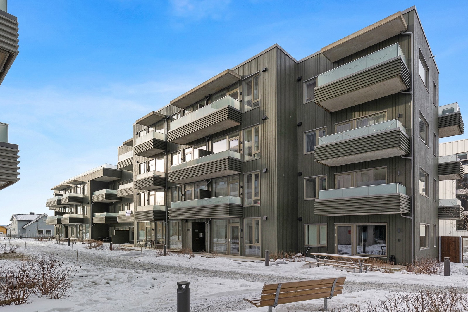 Fra leiligheten har du umiddelbar tilgang til "alt" av servicefasiliteter og bussforbindelser. Galleribilde