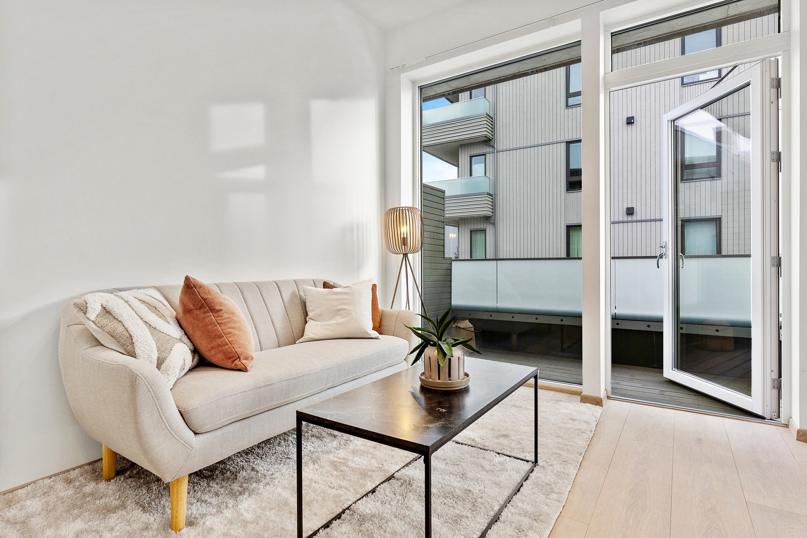 Leiligheten har svært lave fellesutgifter som inkl. fjernvarme, kabel-tv, internett, renhold av fellesareal etc. Galleribilde